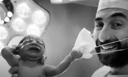 Viral φωτογραφία: Νεογέννητο τραβάει τη μάσκα του γιατρού