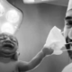 Viral φωτογραφία: Νεογέννητο τραβάει τη μάσκα του γιατρού