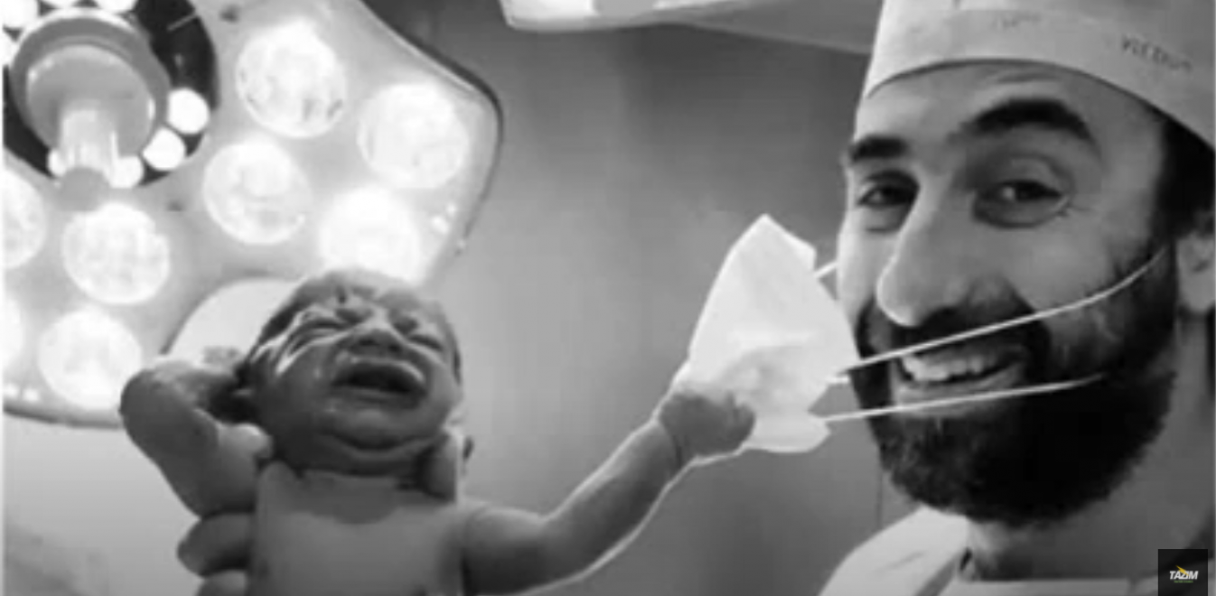 Viral φωτογραφία: Νεογέννητο τραβάει τη μάσκα του γιατρού