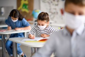 Μάσκες στα σχολεία: Σε νέο διαγωνισμό προχωρά η ΚΕΔΕ