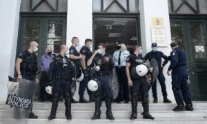Δικαστήρια σχολής Ευελπίδων: Ελεύθεροι οι μαθητές, χειροκροτήματα από το συγκεντρωμένο πλήθος