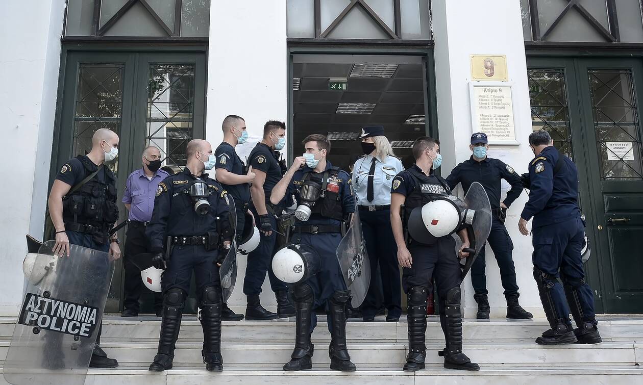 Δικαστήρια σχολής Ευελπίδων: Ελεύθεροι οι μαθητές, χειροκροτήματα από το συγκεντρωμένο πλήθος