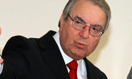 Γιώργος Μπαμπινιώτης: Το σκίτσο του Χαντζόπουλου προκάλεσε τη λεκτική τους κόντρα