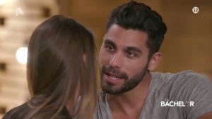 Aνατροπή στο Bachelor: Ποια παίκτρια αρνήθηκε το τριαντάφυλλο και αποχώρησε (βίντεο)