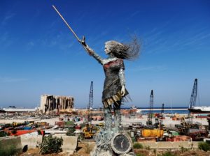 Νεαρή καλλιτέχνης στο Λίβανο: Εντυπωσιακό γλυπτό από τα συντρίμμια της έκρηξης στη Βηρυτό (βίντεο)
