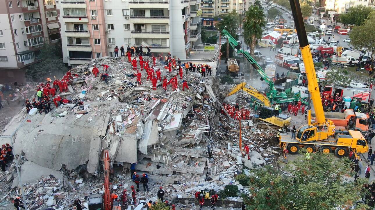 Τουρκία: Προσπάθεια διάσωσης των εγκλωβισμένων ενώ οι νεκροί από τον σεισμό ανέρχονται στους 42