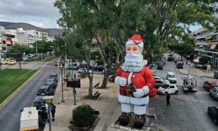 Χριστούγεννα: Άγιος Βασίλης με ύψος 10 μέτρα και μάσκα στον Δήμο Γλυφάδας