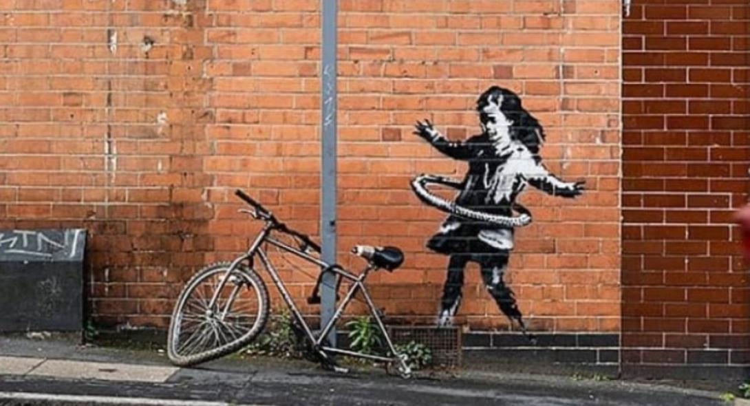 Banksy: Ποιος έκλεψε το ποδήλατο από το έργο του «Το κορίτσι με το χούλα χουπ»