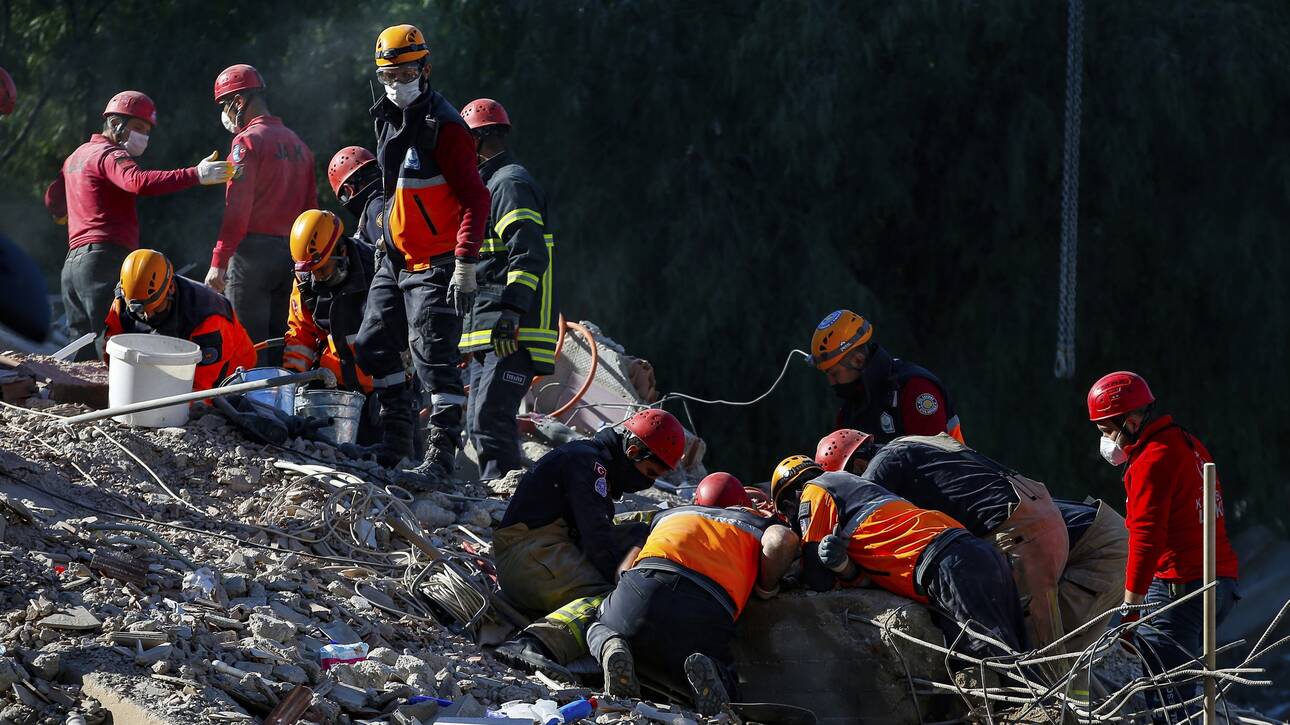 «Θαύμα» στη Σμύρνη: 4χρονη ανασύρεται ζωντανή ύστερα από 91 ώρες εγκλωβισμού από τον σεισμού