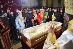 Κηδεία Πατριάρχη Σερβίας Ειρηναίου: Πλήθος πιστών στο λαϊκό προσκύνημα παρά τον κορονοϊό
