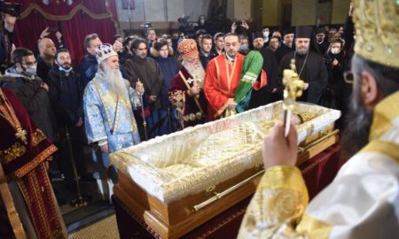 Κηδεία Πατριάρχη Σερβίας Ειρηναίου: Πλήθος πιστών στο στο λαϊκό προσκύνημα παρά τον κορονοϊό