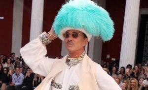 Λάκης Γαβαλάς: Βγαίνει βόλτα με τα σκυλάκια του και το στυλ του ξεχωρίζει