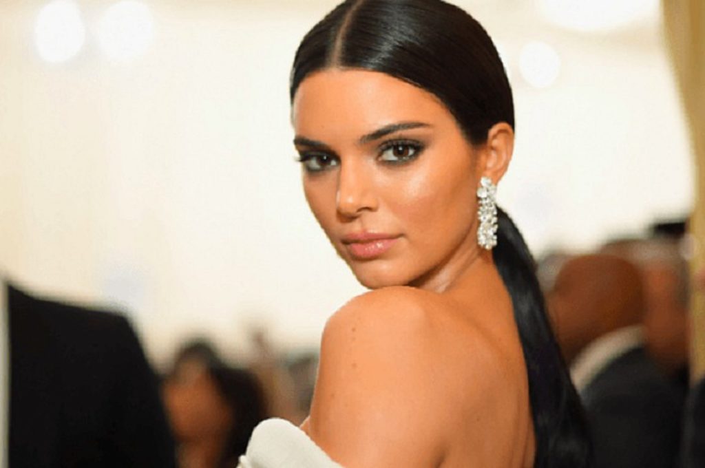 Κένταλ Τζένερ: Το total white look της είναι η απόλυτη τάση του χειμώνα