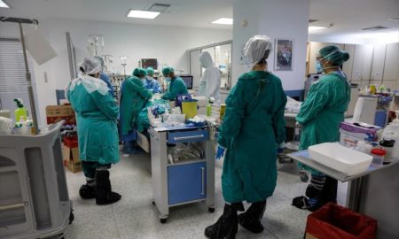 Εκτός ελέγχου ο κορονοϊός: «Μη φτάσουμε στο σημείο να διαλέγουμε ποιους θα βάλουμε στις ΜΕΘ»