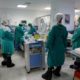 Εκτός ελέγχου ο κορονοϊός: «Μη φτάσουμε στο σημείο να διαλέγουμε ποιους θα βάλουμε στις ΜΕΘ»