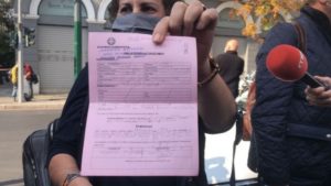 Επέτειος Πολυτεχνείου: Γυναίκα καταθέτει λουλούδι και η αστυνομία της κόβει πρόστιμο!