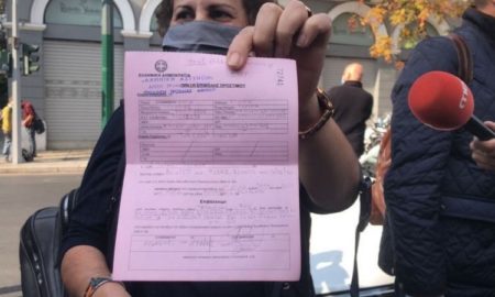 Επέτειος Πολυτεχνείου: Γυναίκα καταθέτει λουλούδι και η αστυνομία της κόβει πρόστιμο!