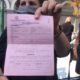 Επέτειος Πολυτεχνείου: Γυναίκα καταθέτει λουλούδι και η αστυνομία της κόβει πρόστιμο!