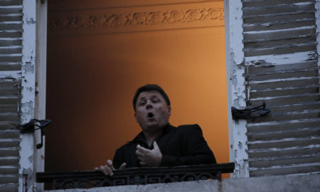 Παρίσι: Γάλλος τενόρος δίνει παράσταση στους περαστικούς από το παράθυρό του
