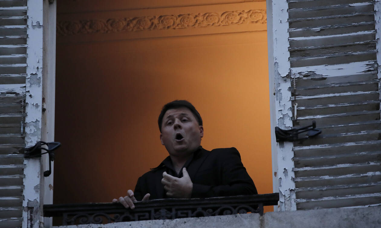 Παρίσι: Γάλλος τενόρος δίνει παράσταση στους περαστικούς από το παράθυρό του