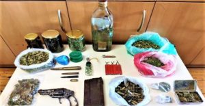 Συλλήψεις για ναρκωτικά στο Ρέθυμνο: Χασίς με τσικουδιά βρήκαν οι αστυνομικοί!
