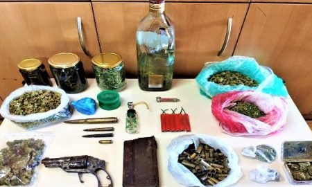 Συλλήψεις για ναρκωτικά στο Ρέθυμνο: Χασίς με τσικουδιά βρήκαν οι αστυνομικοί!
