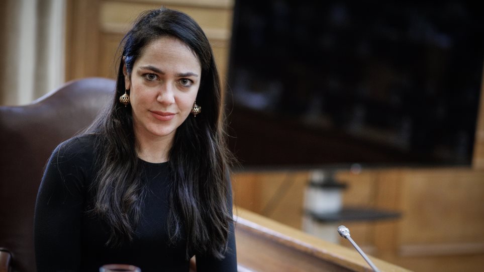 Δόμνα Μιχαηλίδου: Καταβολή επιδομάτων με προπληρωμένη κάρτα