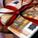 Δώρο Χριστουγέννων: Επί του πραγματικού μισθού η καταβολή του