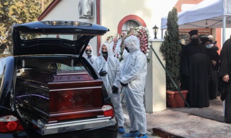 είχε διαγνωστεί θετικός στον κορωνοϊό και σήμερα κατέληξε ενώ είχε συμμετάσχει στη δοξολογία της 26ης Οκτωβρίου στον Αγιο Δημήτριο της Θεσσαλονίκης. Ανάμεσα τους και ο Μητροπολίτης Ιερισσού, ο οποίοες επίσης βρέθηκε θετικός στον κορωνοϊό. Κατά πληροφορίες, ο Μητροπολίτης Λαγκαδά είχε εισαχθεί εσπευσμένα, την περασμένη Παρασκευή, στο νοσοκομείο «Παπαγεωργίου». Μάλιστα, φέρεται να είχε υποκείμενα νοσήματα, όπως σακχαρώδη διαβήτη και καρδιά. Στην ίδια δοξολογία που βρέθηκε ο Μητροπολίτης Λαγκαδά Ιωάννης στη Θεσσαλονίκη στις 26 Οκτωβρίου, είχε συμμετάσχει και ο Μητροπολίτης Ιερισσού, Αγίου Όρους και Αδραμερίου Θεόκλητος που επίσης βρέθηκε θετικός στον κορωνοϊό, όπως ανέφερε επίσημη ανακοίνωση της Μητρόπολης. Δοξολογία που είχε τελεστεί παρουσία και της Προέδρου της Δημοκρατίας Κατερίνας Σακελλαροπούλου και πλήθος ιεραρχών. Την ημέρα εκείνη, έξω από τον Ιερό Ναό είχαν συγκεντρωθεί εκατοντάδες Θεσσαλονικείς οι οποίοι περίμεναν, σε αρκετές περιπτώσεις χωρίς να τηρούνται οι απαραίτητες αποστάσεις, για να προσκυνήσουν την εικόνα του Αγίου Δημητρίου ή να κοινωνήσουν.