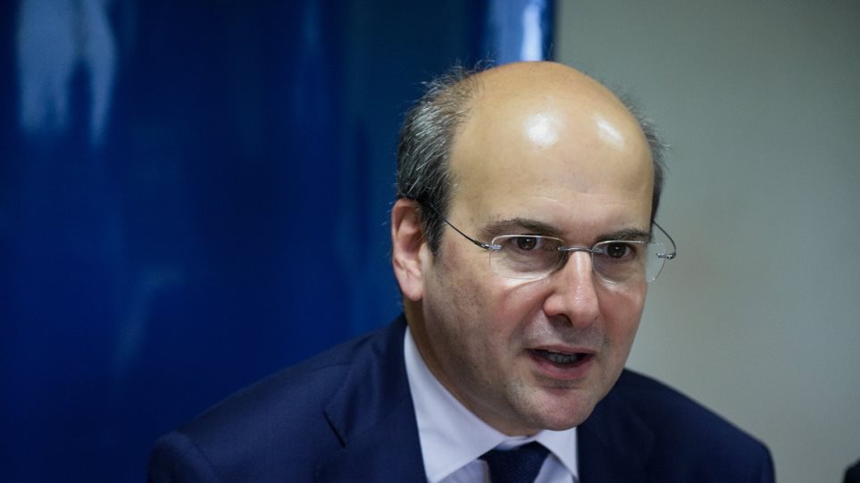 Στην εκπομπή Κοινωνία Ώρα MEGA και τους Ιορδάνη Χασαπόπουλο και Ανθή Βούλγαρη μίλησε ο Χάρης Κονιδάρης, εκπρόσωπος Τύπου του αρχιεπίσκοπου Ιερώνυμου, ο οποίος βρέθηκε θετικός στον κοροναϊό και μεταφέρθηκε σήμερα το πρωί στον «Ευαγγελισμό», με ήπια συμπτώματα. «Τα πράγματα είναι πολύ καλά. Αποφασίστηκε από τους θεράποντες ιατρούς του αρχιεπισκόπου με τη συνδρομή του κ. Τσιόδρα, να εισαχθεί ο αρχιεπίσκοπος σήμερα το πρωί στο νοσοκομείο “Ευαγγελισμός” για καθαρά προληπτικούς λόγους. Τα συμπτώματα που έχει παρουσιάσει είναι πολύ ήπια και η κατάστασή του είναι πολύ καλή», ανέφερε ο κ. Κονιδάρης. «Υπεβλήθη στις τρίτες μοριακές εξετάσεις το βράδυ της Δευτέρας, πήρε τα αποτελέσματα την Τρίτη και αποφασίστηκε εχθές η εισαγωγή του καθώς παρουσίασε ένα πυρετό 37,7. Εκρίθη σκόπιμο να κινηθούμε προληπτικά για αυτό και έγινε η εισαγωγή σήμερα το πρωί. Δεν είχε συμπτώματα τη Δευτέρα, έκανε τις προγραμματισμένες μοριακές εξετάσεις, το απόγευμα αισθάνθηκε μια κόπωση. Πριν δει τον πρωθυπουργό είχε υποβληθεί και σε ταχείες και σε μοριακές εξετάσεις και είχε βρεθεί αρνητικός. Όσοι έχουν έρθει σε επαφή μαζί του το τελευταίο 48ωρο θα πρέπει να μπουν σε καραντίνα», συμπλήρωσε ο ίδιος. «Δεν ξέρουμε πώς κόλλησε. Στις πρώτες ταχείες και μοριακές εξετάσεις στις οποίες υπεβλήθη μετά την ολοκλήρωση των εργασιών της Διαρκούς Ιεράς Συνόδου, είχε βρεθεί αρνητικός. Ομοίως αρνητικός είχε βρεθεί και στις ταχείες και μοριακές εξετάσεις πριν βρεθεί με τον πρωθυπουργό. Ενδεχομένως να ήρθε σε επαφή με κάποιο κρούσμα μέσα στο σαββατοκύριακο. Προφανώς έχουν γίνει τα πάντα που πρέπει να γίνουν σε όλες τις επαφές του. Βεβαίως φορούσαν μάσκες στην Ιερά Σύνοδο», κατέληξε ο κ. Κονιδάρης.