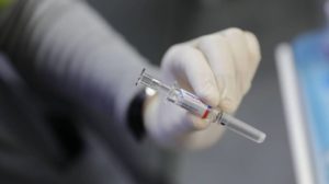 Έλληνας γιατρός στη Μεγάλη Βρετανία: Έκανε το εμβόλιο για τον κορονοϊό - Είχε παρενέργειες;