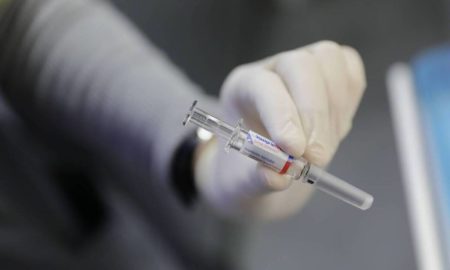 Έλληνας γιατρός στη Μεγάλη Βρετανία: Έκανε το εμβόλιο για τον κορονοϊό - Είχε παρενέργειες;