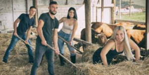 Λάρισα: Νέο σέξι ημερολόγιο με αγρότες για το 2021