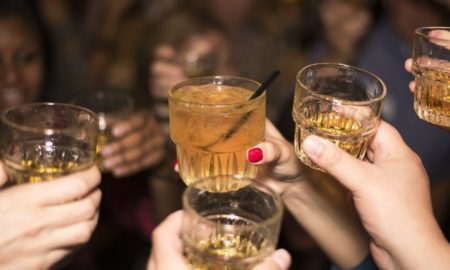 Εμβόλιο για τον κορονοϊό: Γιατί η χρήση αλκοόλ μειώνει την αποτελεσματικότητά του
