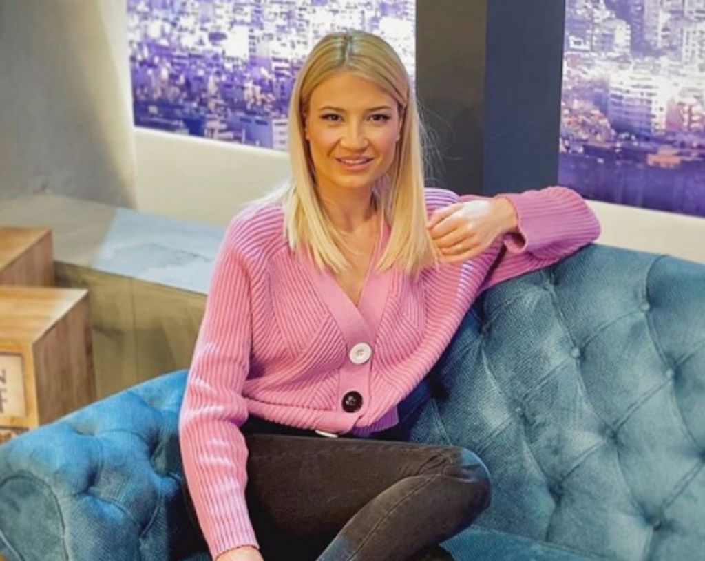 Φαίη Σκορδά: Το υπέροχο πουλόβερ της συνδυάζεται με πολλά ρούχα