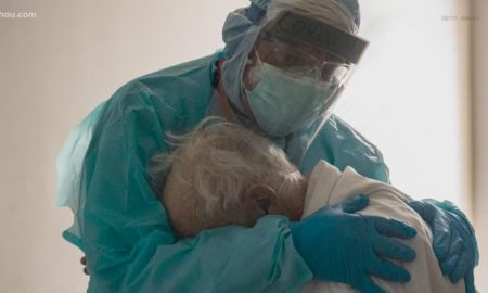 Νοσοκομείο στο Χιούστον: Γιατρός αγκαλιάζει ηλικιωμένο ασθενή με κορονοϊό