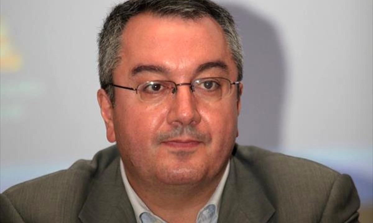 Ηλίας Μόσιαλος: Τι απαντά στα δημοσιεύματα για θανάτους από το εμβόλιο για τον κορονοϊό