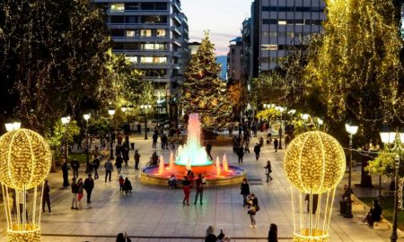 Ηλικιωμένη σε αστυνομικό: «Βγήκα γιατί ήθελα να δω την Αθήνα στολισμένη»