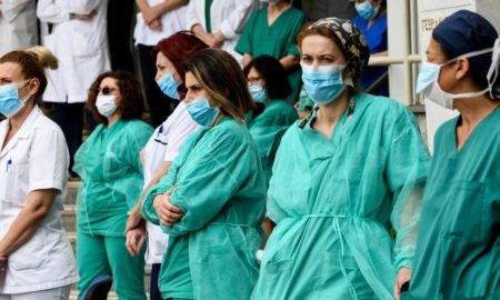 Γράμματα ικεσίας από συγγενείς στους νοσηλευτές: «Βάλτε τα δυνατά σας»