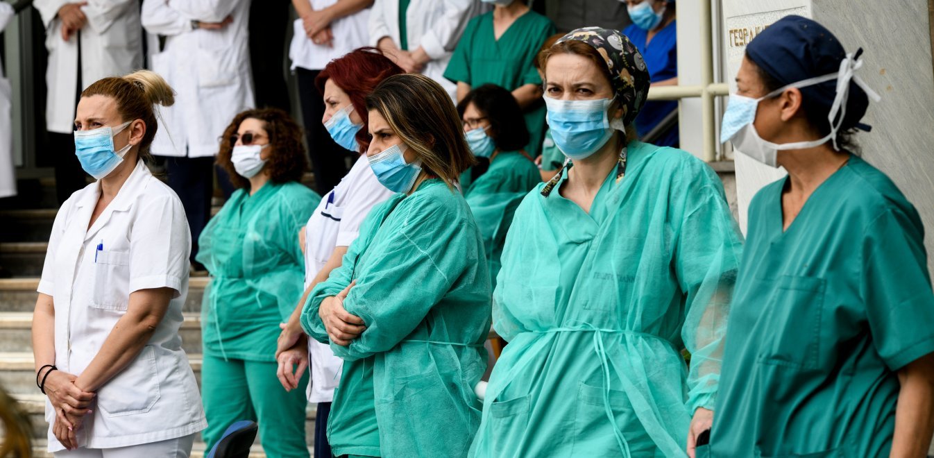 Γράμματα ικεσίας από συγγενείς στους νοσηλευτές: «Βάλτε τα δυνατά σας»