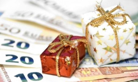 Δώρο Χριστουγέννων: Σε διαφορετικές ημερομηνίες η καταβολή του για τους εργαζόμενους του ιδιωτικού τομέα