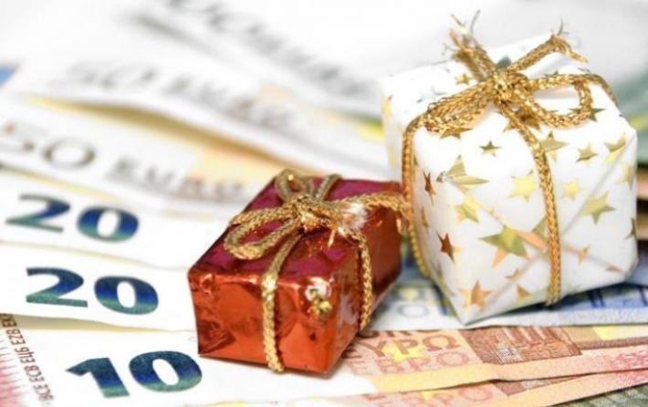 Δώρο Χριστουγέννων: Σε διαφορετικές ημερομηνίες η καταβολή του για τους εργαζόμενους του ιδιωτικού τομέα