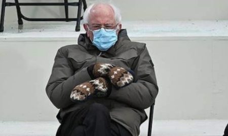 Μπέρνι Σάντερς: Η viral εμφάνιση στην ορκωμοσία και τα φούτερ που πουλάει με το meme του