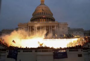 Χάος στο Καπιτώλιο: Οι υποστηρικτές του Τραμπ εισέβαλαν με όπλα -βουλευτές και γερουσιαστές φυγαδεύτηκαν