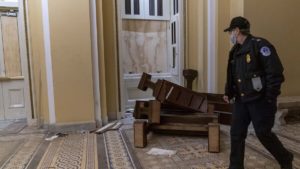 Επεισόδια στο Καπιτώλιο: Ένας αστυνομικός ο πέμπτος νεκρός από τις συγκρούσεις με οπαδούς του Τραμπ