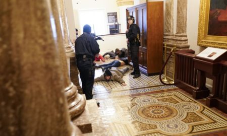 Απίστευτο βίντεο: H επίθεση οπαδών του Τραμπ σε αστυνομικό στο Καπιτώλιο