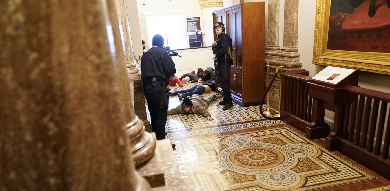 Απίστευτο βίντεο: H επίθεση οπαδών του Τραμπ σε αστυνομικό στο Καπιτώλιο