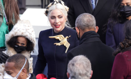 Lady Gaga: Το ξεχωριστό στυλ της στον ορκωμοσία Μπάιντεν και ο συμβολισμός της καρφίτσας