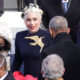 Lady Gaga: Το ξεχωριστό στυλ της στον ορκωμοσία Μπάιντεν και ο συμβολισμός της καρφίτσας