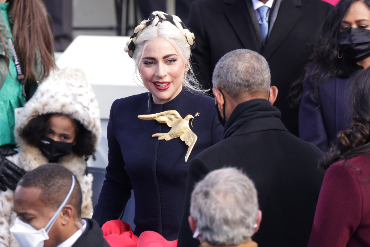 Lady Gaga: Το ξεχωριστό στυλ της στον ορκωμοσία Μπάιντεν και ο συμβολισμός της καρφίτσας